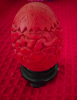 Faragott kínai tojás, cinóber színű dísztrárgy