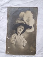Antik fotólap/képeslap, elegáns hölgy csipkés, tollas kalapban, csipke 1910