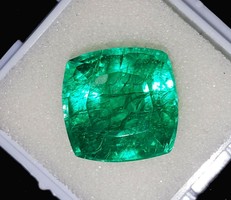 Gyönyörű, különleges  zöld Smaragd 10.25CT Tanúsítvánnyal Több termék 1 Ft-ról!