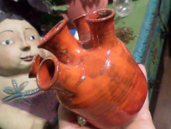 Érdekes , retro váza , tüzes , narancsos-piros színben , szép állapotban .