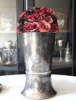 Ezüstözött váza gyönyörű rózsacsokorral