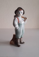 Zsolnay porcelán kalapos fiú szobor