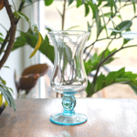 Mid century modern design üveg váza - talpas kehely váza - kék és fehér - retro üveg