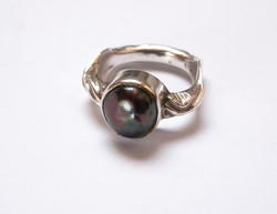 Különleges ezüst gyűrű természetes paua gyönggyel.