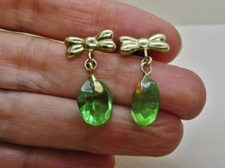 Szép régi arany fülbevaló csodálatos smaragdzöld antik kristályokkal