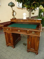 Gyönyörű, kis méretű, térbe rakható, építményes női dió íróasztal az 1800-as évekből