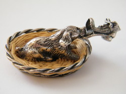 Különleges, miniatűr ezüst (925) csizmával játszó kutya fonott kosárban
