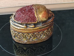 Egyiptomi szkarabeusz bogár díszítésű kézzel festett kerámia doboz