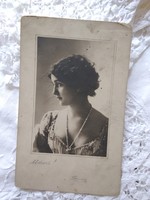 Antik osztrák szecessziós fotólap/képeslap, elegáns hölgy nyaklánccal 1901