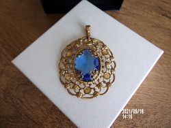Gilded pendant with polished blue stone
