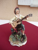 Fatörzsön üllő  gitáros énekes, jelzett,koronásN, Cappodimonte. 23 cm, 1 forintról.