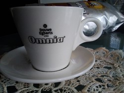 Modern kávés csésze stílusos Omnia felírattal, alátéten " csúszásgátlás" kialakítással.