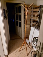 180 Cm high, thonett-type wooden standing hanger, in very good condition, with 3 large umbrellas if not bargaining.