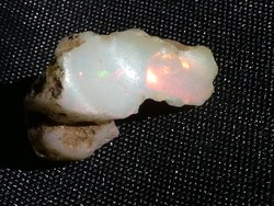 Természetes Etióp Opál ásvány. 1,39 gramm ékszeralapanyag, kék-zöld-sárga-vörös csillámokkal.