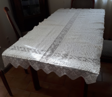 Erdélyi hófehér dombormintás asztalterítő horgolt csipkebetéttel. Méretei: 180x84 cm