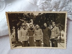 Régi katonai fotó, katonák, egyenruha, kard, papok