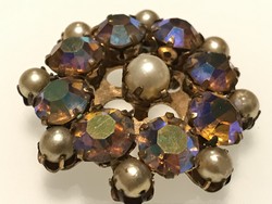 Régi bross irizáló kristályokkal, gyöngyökkel, 4,5 cm átmèrő