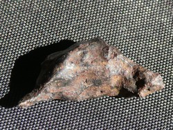 Szihote-Aliny-meteorit darab. Kamacit változatú vasmeteorit. 6,89 gramm