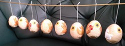 Húsvéti 8 db kerámia tojás állat figurákkal, nyúl, tyúk, bárány hangulatos dekoráció
