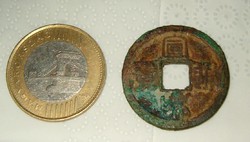 Nagyon régi kínai fém bronz ? pénz érme középen kocka nyílással nem tudom elolvasni mikori