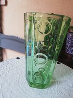 Zöld üveg váza pöttyökkel