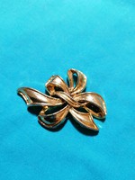 Gold ribbon brooch (194)