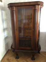 Showcase cabinet with curved glass