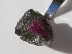 Természetes Dinnyeturmalin ásvány darab, rózsaszín-zöld színátmenettel. Gyűjteményi példány 5 gramm