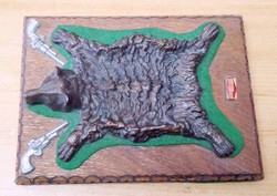 Kiterített medvebőr pisztolyokkal bronz asztali relikvia FÉG az 1960-s évekből. Egyedi ritkaság