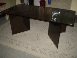 Iparművész készítette füstüveg dohányzó asztal, 3 részből szétszedhető. 120x60x47cm. stabil, nehéz,