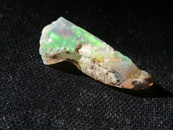 Természetes hidrofán Etióp Opál ásvány. 0,67 gramm ékszeralapanyag, zöld-narancssárga csillámokkal.