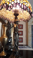 Bronz szobros art deco asztali lámpa féldrágaköves búrával