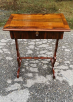 Biedermeier felújított varrós asztalka