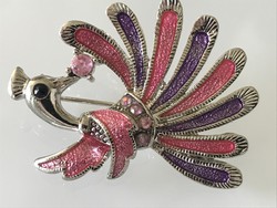 Páva alakú bross lila és pink zománccal, kristályokkal