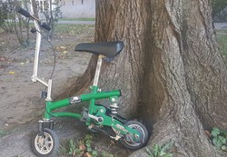 Extrém méretű zöld mini cirkuszi kerékpár,bicikli