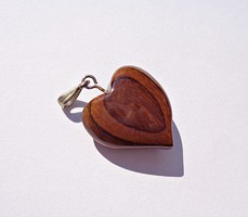 Apró lakkozott fa szív medál