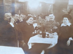 Régi fotó csoportkép vintage vendéglős kép katona huszár fénykép