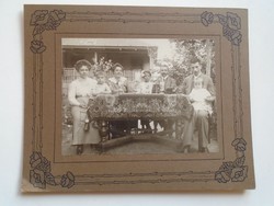 AV837.18   Régi fotó - Vasárnapi családi kerti party -fotózás  a századelőn (1900 körül)