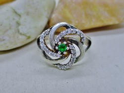 Szépségest ezüst gyűrű zöld és fehér kövekkel