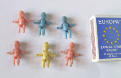 Régi, retró mini, miniatűr műanyag babák egyben-trafikáru