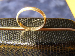 Smooth gold wedding ring