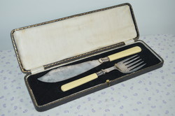 Antik Angol ezüstözött kínálóeszköz, kínáló szett díszdobozban, ezüstözött kés, ezüstözött villa