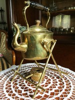 Álomszép, ritka, antik, jelzett, sárgaréz, melegítős állványos teáskanna, fa fogantyúval