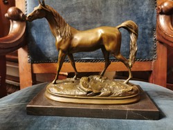 Tekintélyes lovas bronz szobor