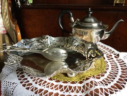 Egy kis süteményt teával? Pazar, antik, ezüstözött, áttört kínáló, süteményfogó csipesz, teáskanna