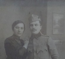 Antique black and white photo of Somogy County soldier and his wife in a glazed, golden colored wooden frame