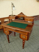 Térbe rakható építményes női antik dió íróasztal az 1800-as évekből nagyon szép és stabil állapotban