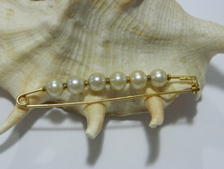 Antique 18 carat gold brooch with true pearls.
