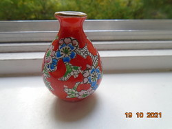 Kézzel festett színes virágmintákkal kis korallpiros kínai váza