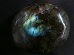 Természetes színjátszó Labradorit ásvány, csiszolt marokkő. 81 gramm